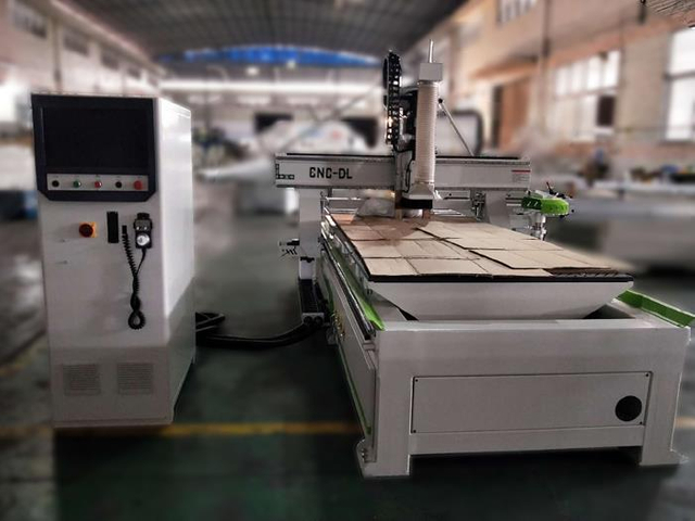 Máy cắt CNC thay đổi công cụ tự động